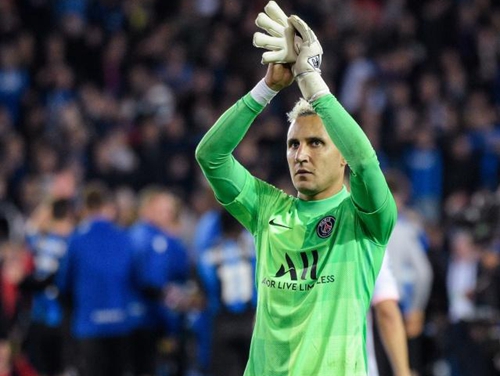 网红“小溥仪”现场观战北京国安比赛，与张稀哲合影留念